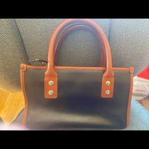 Very nice Kate Spade purse that’s in good condition.